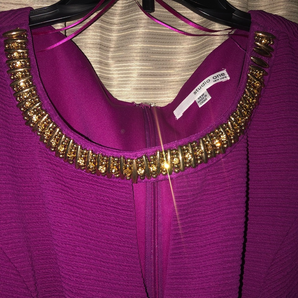 Dress with keyhole